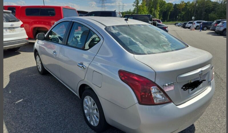 
								2012 Nissan Versa full									