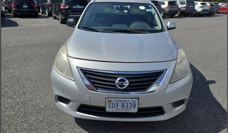 
								2012 Nissan Versa full									
